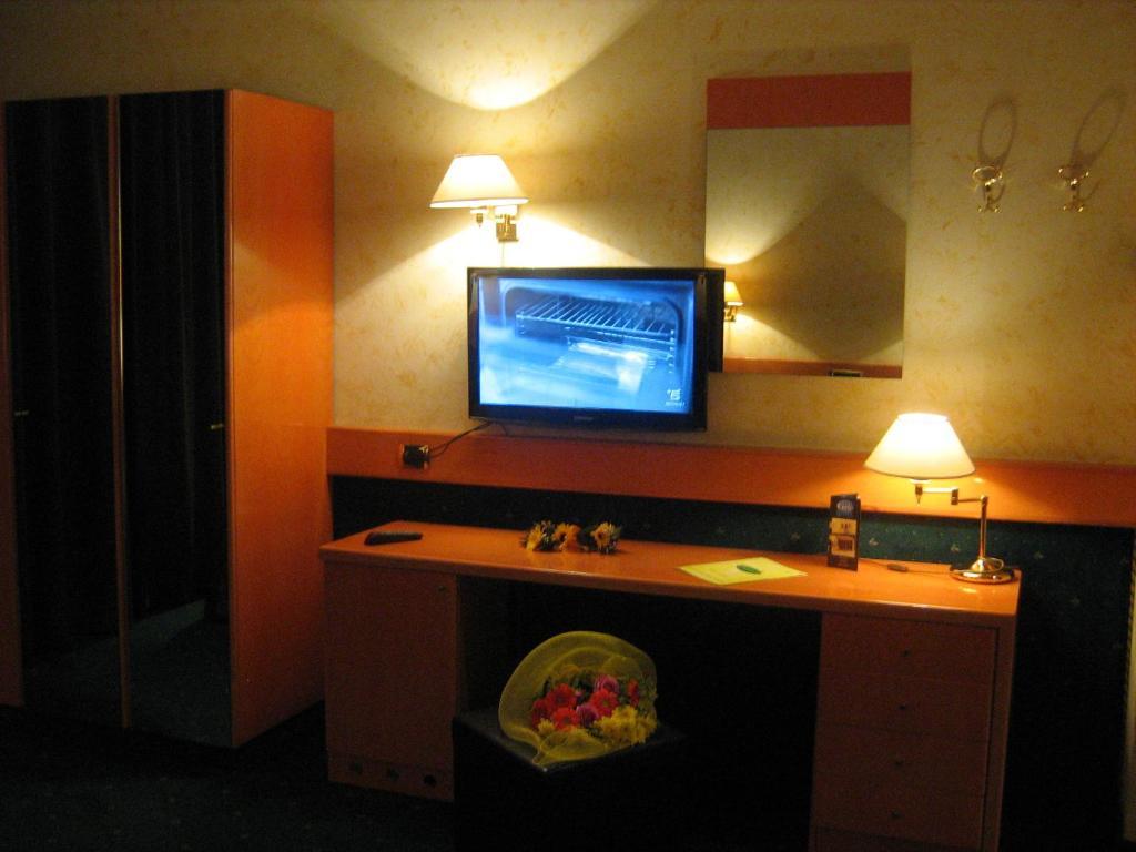 Eurohotel Piacenza Exterior foto